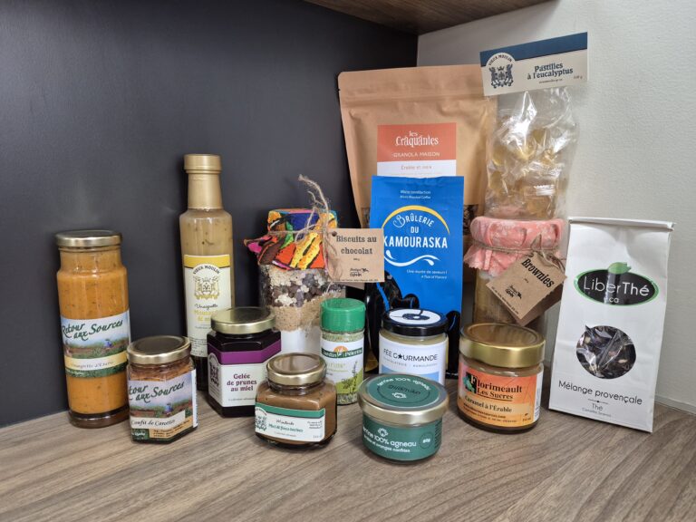 photo représentant un échantillonnage des produits d'artisans locaux qui sont vendus à la Boutique APHK