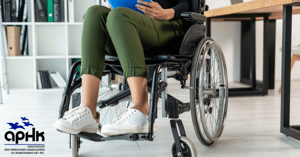 photo d'une personne assisse dans un fauteuil roulant