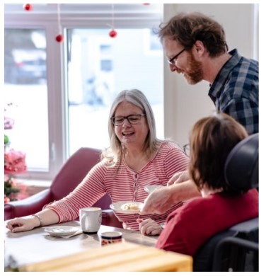 photo de 2 personnes prenant un café et d'une personne venant faire le service dans la Boutique APHK Café Desjardins