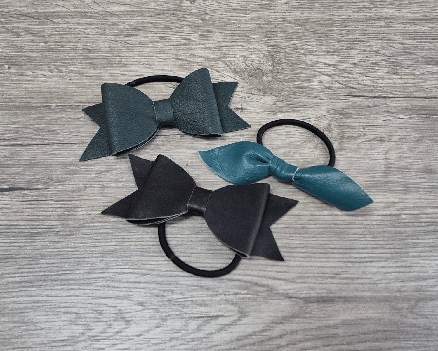 élastique pour cheveux avec boucle en cuir