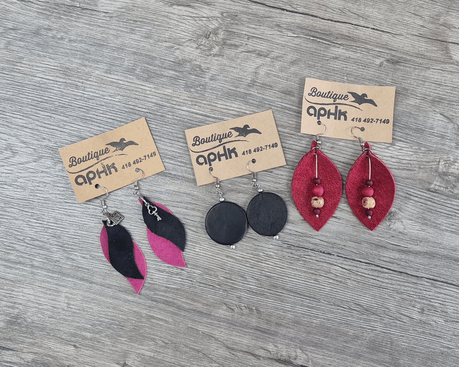 trois paires de boucles d'oreilles fabriquées à la main