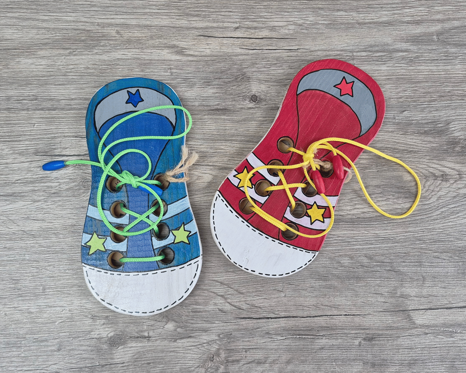 soulier en bois à lacer, jouet pour enfant