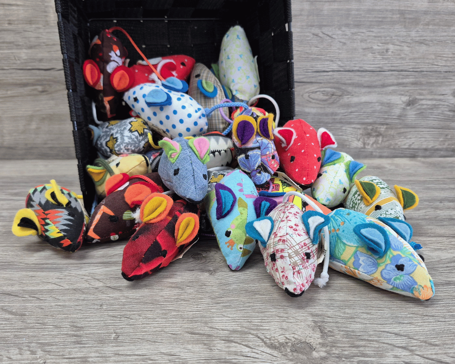 Plusieurs souris en tissus pour chat