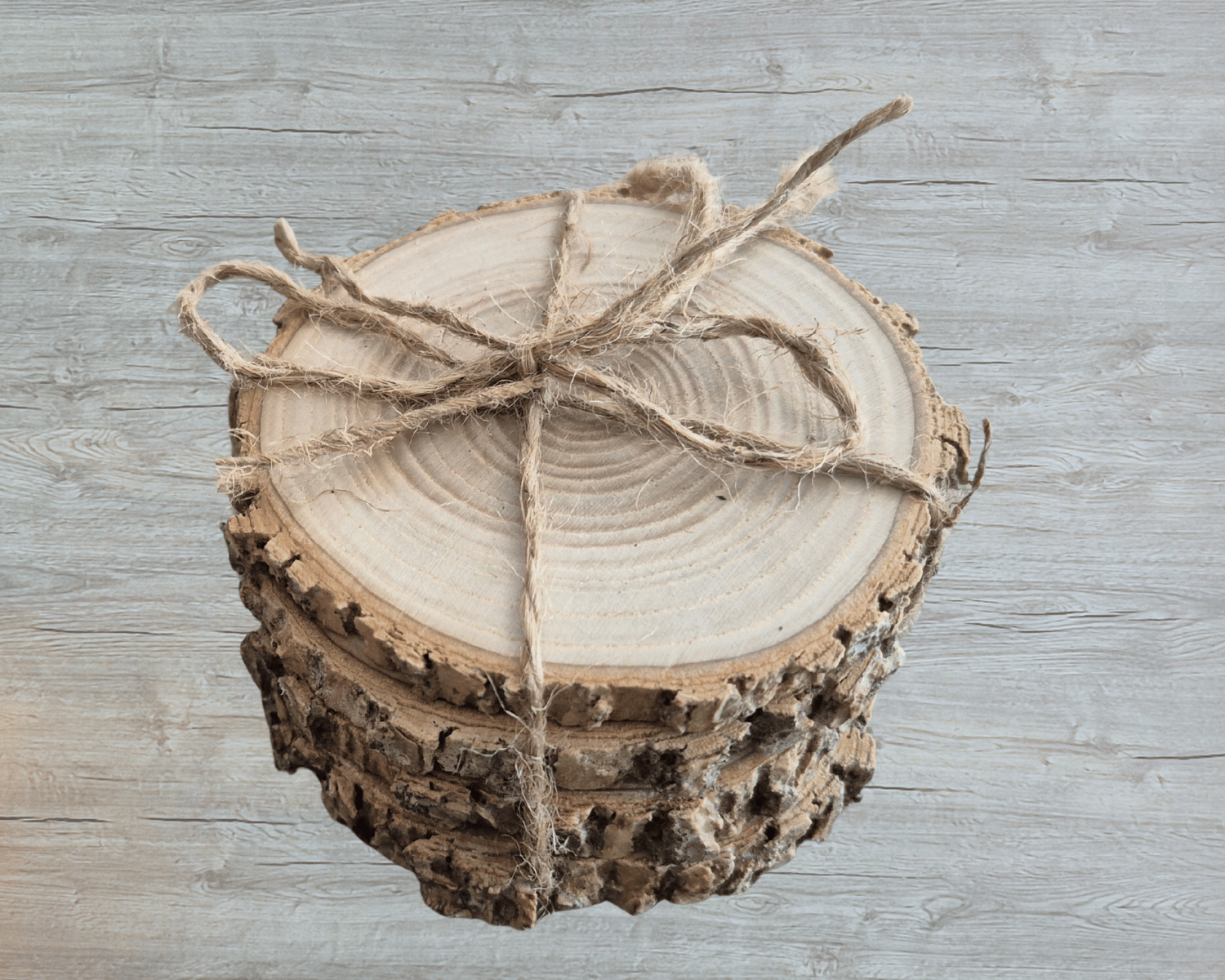 sous-verre fait de rondelles de bois, paquet de 4 attaché avec une corde de jute