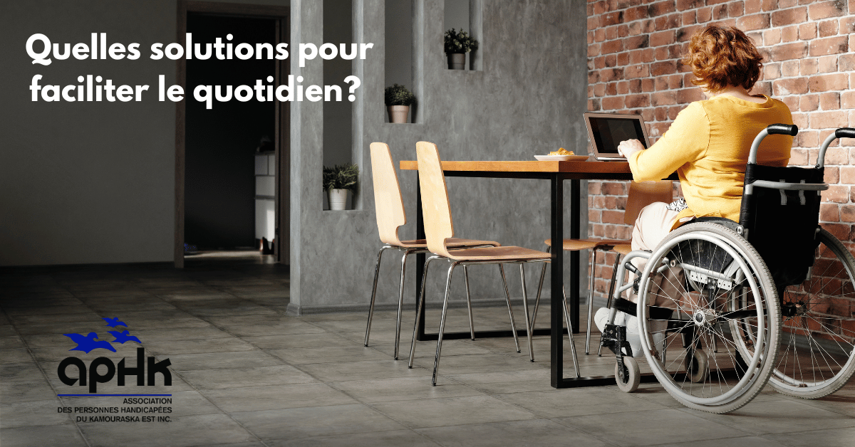 personne portant un gilet jaune assise dans un fauteuil roulant et travaillant sur son ordinateur portable déposé sur une table