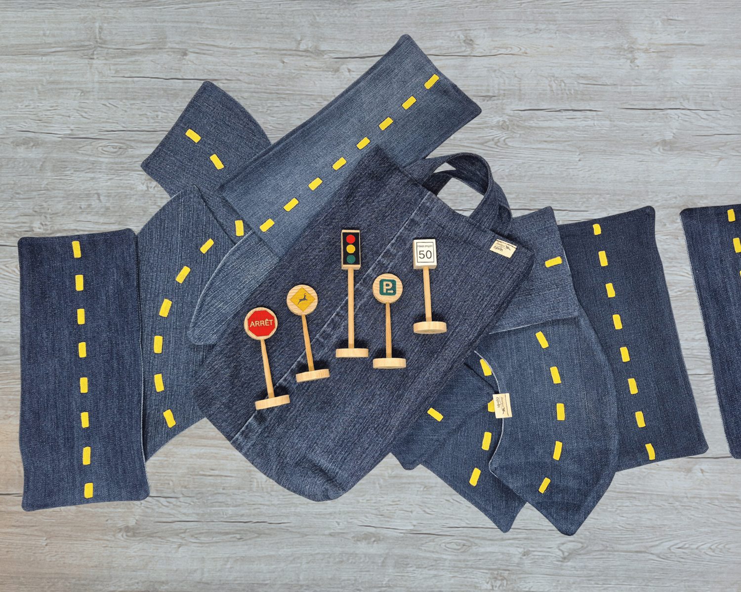Routes en jeans et signalisation en bois pour petites voitures genre "Hot Wheels"