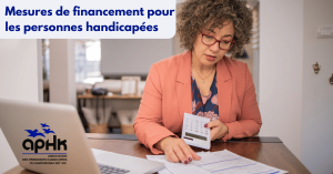 femme tenant une calculatrice à la main et regardant ses états financiers